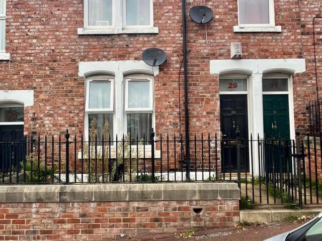 Gateshead NE8 3 bed flat to rent £650 pcm £150 pw