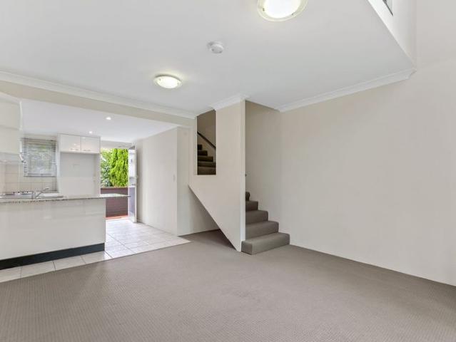 Gateway Gardens Stylish Loft One bed with Secure Parking