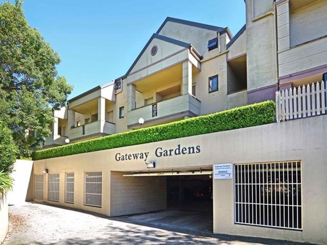 Gateway Gardens Stylish Loft One bed with Secure Parking