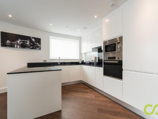Gateway Tower, Western Gateway. 2 bed flat to rent £2,450 pcm £565 pw