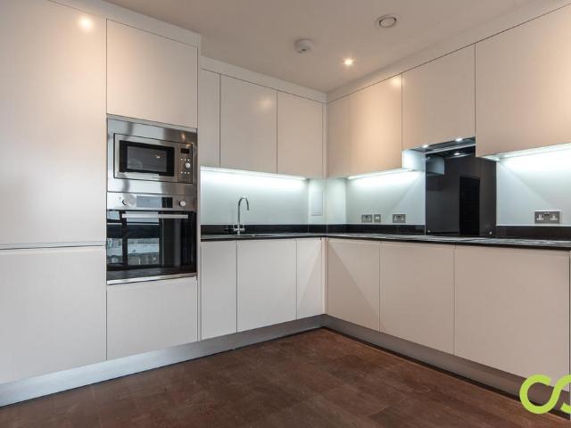Gateway Tower, Western Gateway, Royal. 2 bed flat to rent £2,350 pcm £542 pw