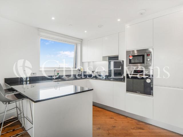 Gateway Tower, 28 Western Gateway, Royal Docks, London E16, 2 bed flat to rent, £2,700 pcm | PrimeLocation