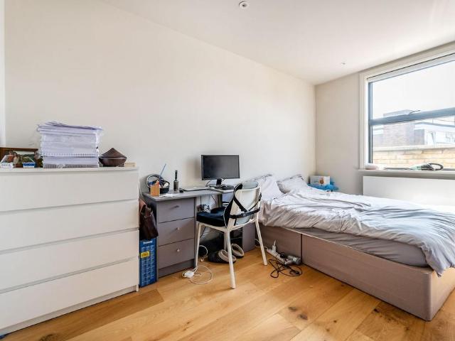 Gateway, Walworth, London, SE17 3 bed flat to rent £3,700 pcm £854 pw
