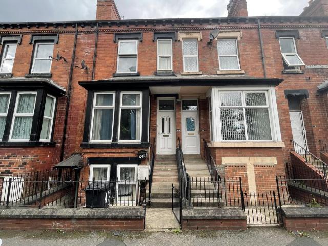 Gathorne Terrace, Leeds, West. 2 bed flat to rent £750 pcm £173 pw