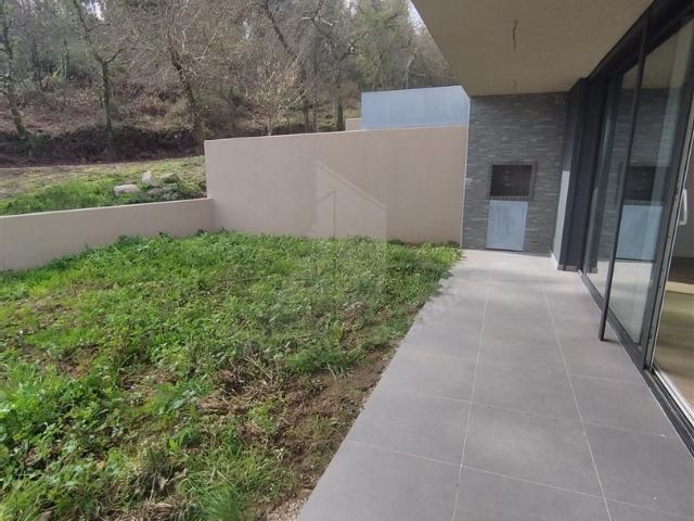 Gaveto de 2 pisos, entrada imediata 200m² Lanhoso