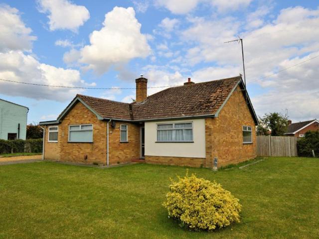 Gayton 3 bed detached bungalow to rent £1,000 pcm £231 pw
