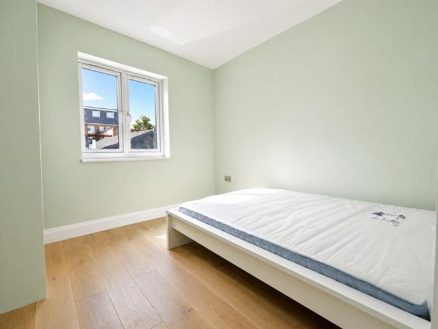 Gayford Road, London 1 bed in a house share to rent £1,150 pcm £265 pw