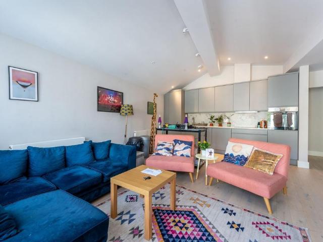 Gayford Road, Wendell Park, London, W12 1 bed flat to rent £2,350 pcm £542 pw
