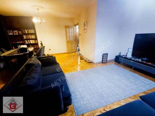 Gayrettepe Site İçinde Otoparklı Geniş Salon Ve Geniş Odalı 3+1