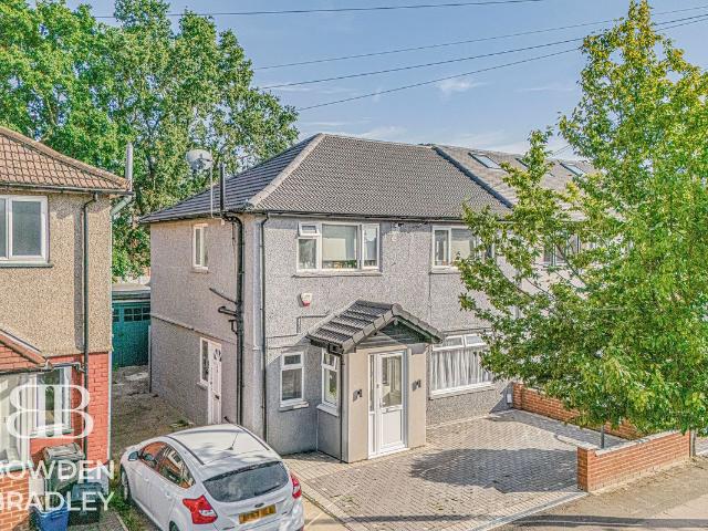 Gaysham Avenue, Ilford IG2, 1 bed flat to rent, £1,750 pcm | PrimeLocation