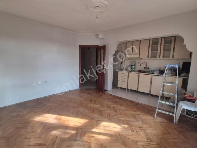 Gazi Göbeğe Yürüme Mesafesinde Düz Giriş 2+1 Satılık Kupon Daire !