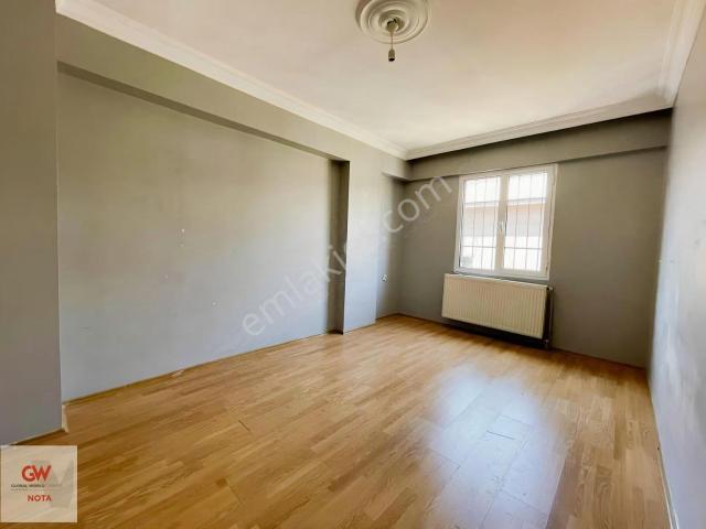 Gaziemir'de Merkezi Konumda 3+1 Geniş Ferah Kiralık Daire