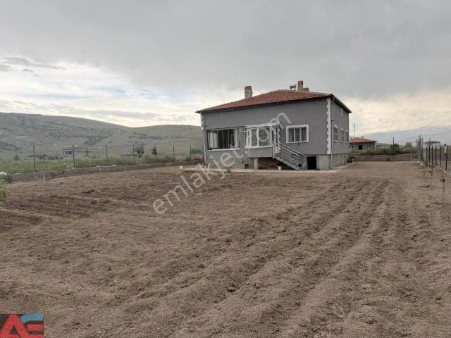 Gaziköyü’nde 1.000 M² Arsa İçerisinde Geniş 3+1 Müstakil Ev