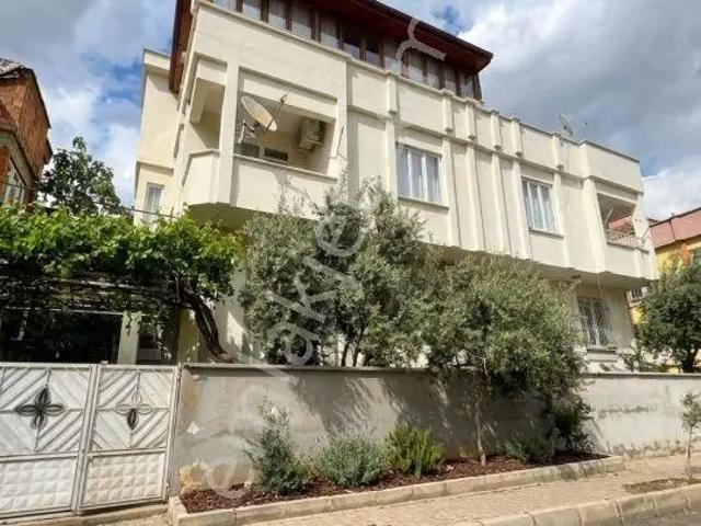Gazikent Burak Mahallesinde Satılık Tripleks