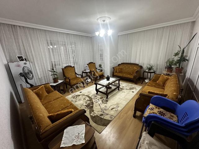 Gazikent Mahallesinde Satılık Geniş Bakımlı 3+1 Daire