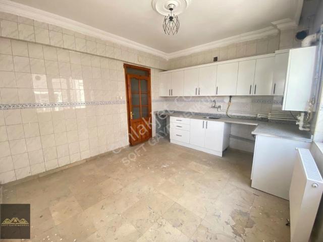 Gazikentte Arakat Çift Balkon Geniş Oturum Kiralık 3+1 Daire