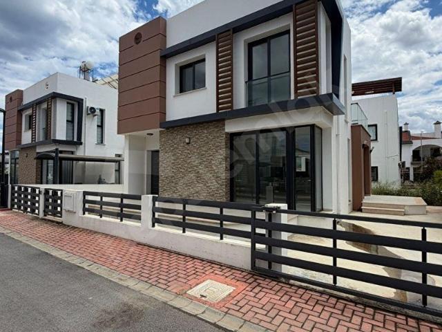 Gazimağusa Yeniboğaziçi Bölgesinde Adapark Sitesinde 3+1 Sıfır Villa