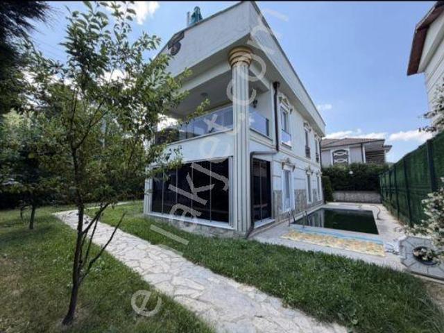 Gazipaşada Özel Dizayn Edilmiş Eşyalı Havuzlu Özel Peyzajlı