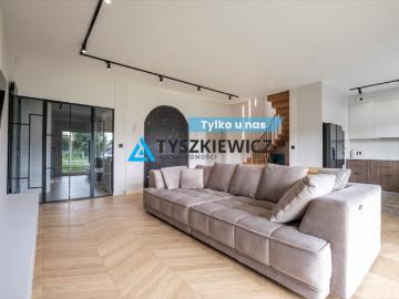 Nowoczesny dom dwupoziomowy z ogródkiem i garażem