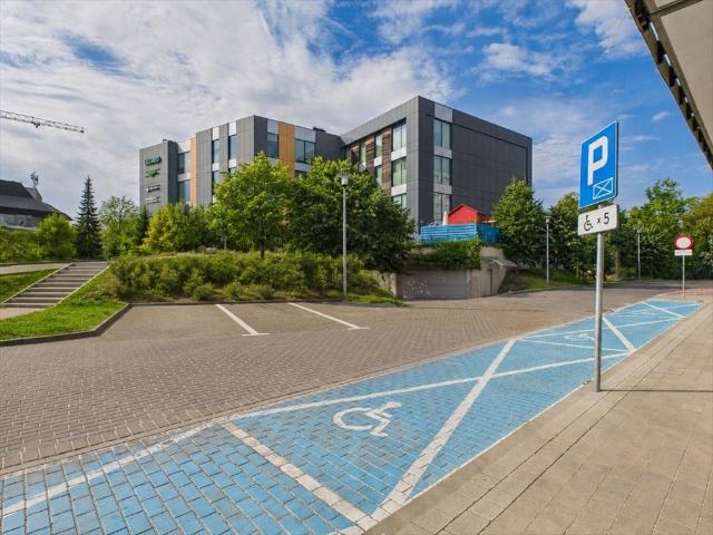 Lokal 186 m² z witrynami i parkingiem polecam