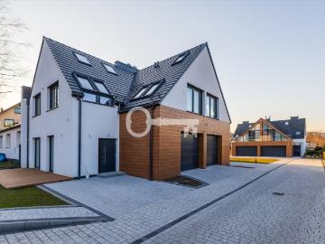 Nowoczesny dom bliźniaczy 132m2 z tarasem i ogródkiem