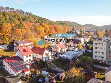 Nowoczesny dom z dużymi oknami i tarasem w cichej okolicy
