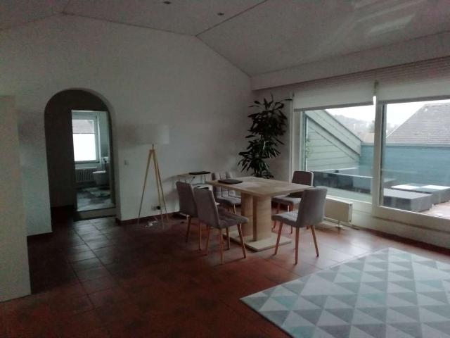 Gemütlich gepflegte Dachgeschosswohnung mit Einbauküche und Dachterrasse