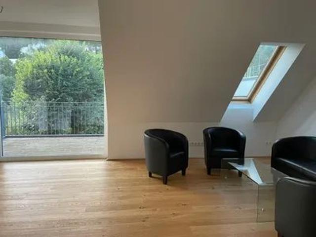 GEMÜTLICHE DACHWOHNUNG + LIFT