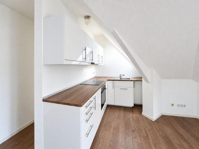 Gemütliche Dachgeschoss Wohnung in modernem Wohn und Geschäftshaus
