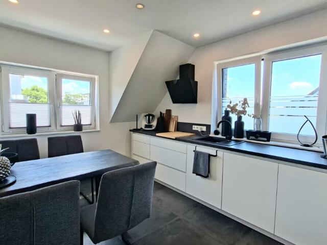 Gemütliche Dachgeschoss Wohnung sofort verfügbar 2 Z | 60m² |Balkon | Studio