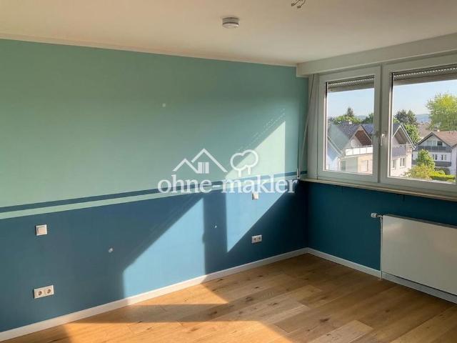 Gemütliche Dachgeschosswohnung 3 ZKB, Gäste WC, Balkon, Küche, Keller und Garage