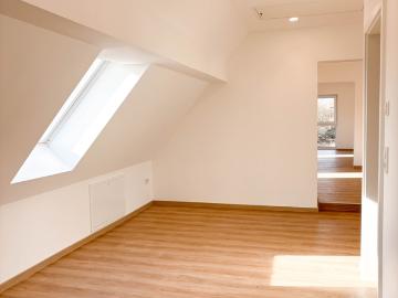 Gemütliche Dachgeschosswohnung in Estenfeld! | Reinhart Immobilien Marketing