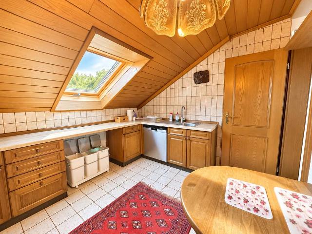 Gemütliche Dachgeschosswohnung in ruhiger Lage – teilmöbliert und mit Einbauküche!