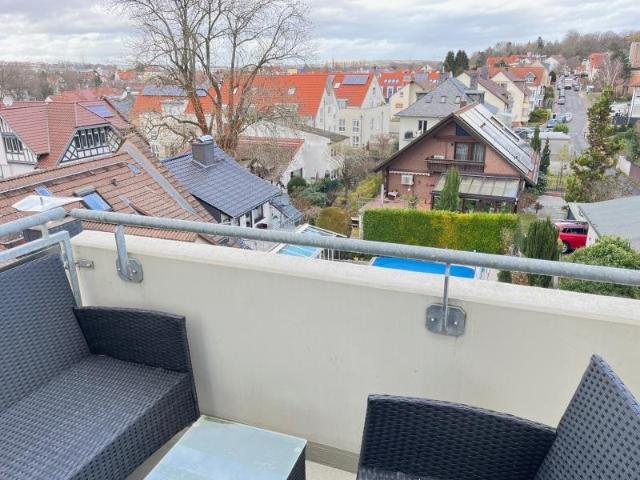 Gemütliche Dachgeschosswohnung mit Fernblick! – HWH Immobilien