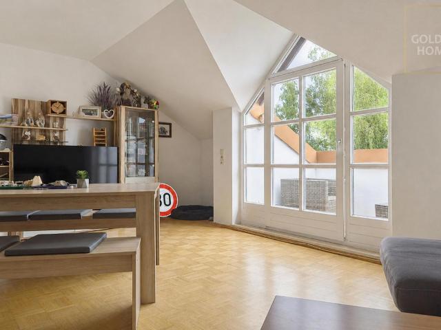 Gemütliche Dachgeschosswohnung mit schöner Raumaufteilung und Balkon
