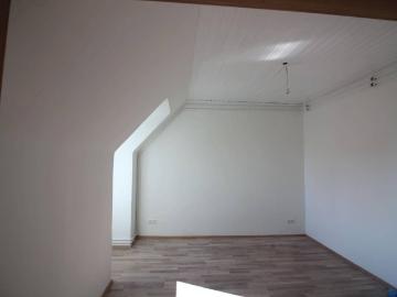 GEMÜTLICHE DACHGESCHOSSWOHNUNG MIT 2 ZIMMER NEU SANIERT!