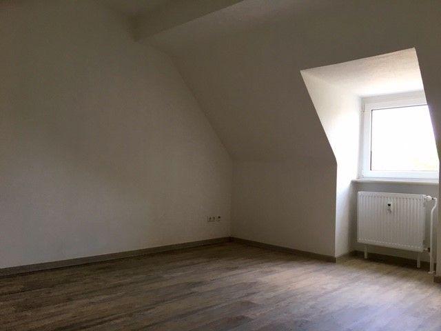 Gemütliche, DG Wohnung in Schlossparknähe
