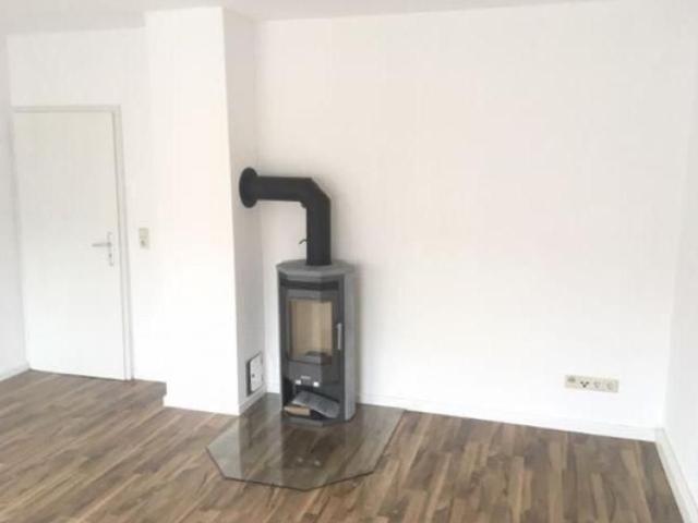 Gemütliche DG 2 Zi. mit Laminat, Kamin und EBK in zentraler Lage! SP mgl