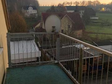 Gemütliche DG 2 Zimmer mit Einbauküche, Laminat, Wannenbad und Balkon in guter Lage!