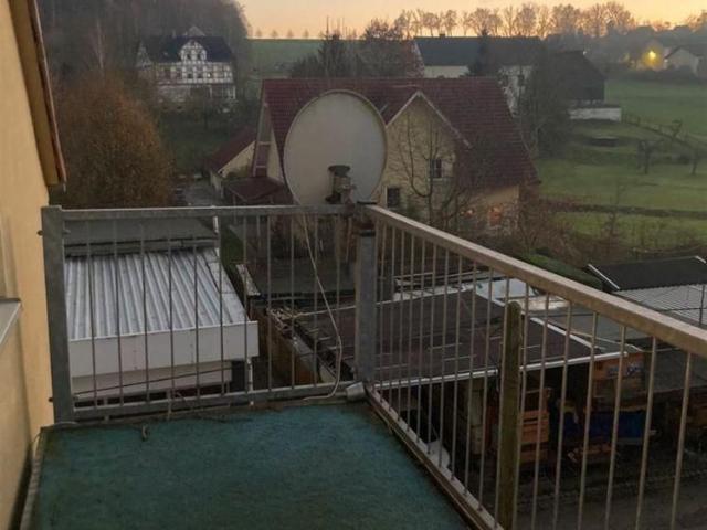 Gemütliche DG 2 Zimmer mit Einbauküche, Laminat, Wannenbad und Balkon in guter Lage!
