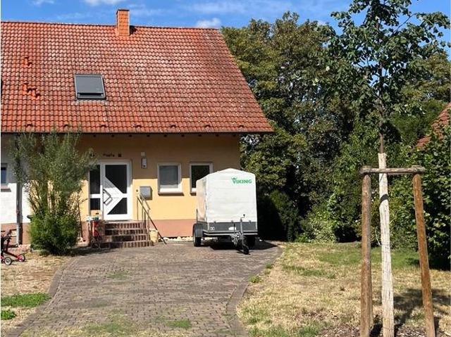 Gemütliche Doppelhaushälfte mit Garten und Einfahrt
