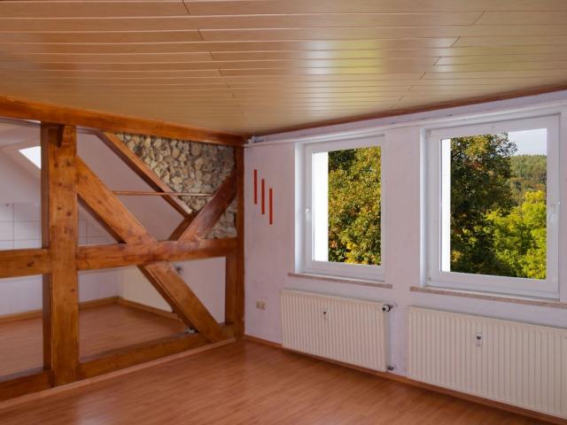Gemütliche Etagenwohnung mit Dachschrägen, Sichtbalken und offener Küche EBK möglich