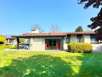 Gemütliche Einfamilienvilla auf einer Etage mit schönem Garten und Swimmingpool