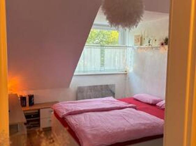 Gemütliche, frisch renovierte 2 Zimmer Dachgeschosswohnung