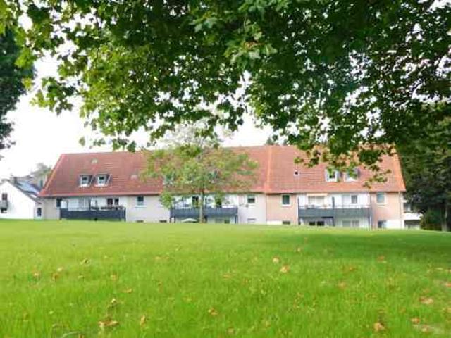 Gemütliche renovierte 2 Zi. Whg. mit Balkon, neuem Bad und großer Wohnküche in ruhiger Grünlage