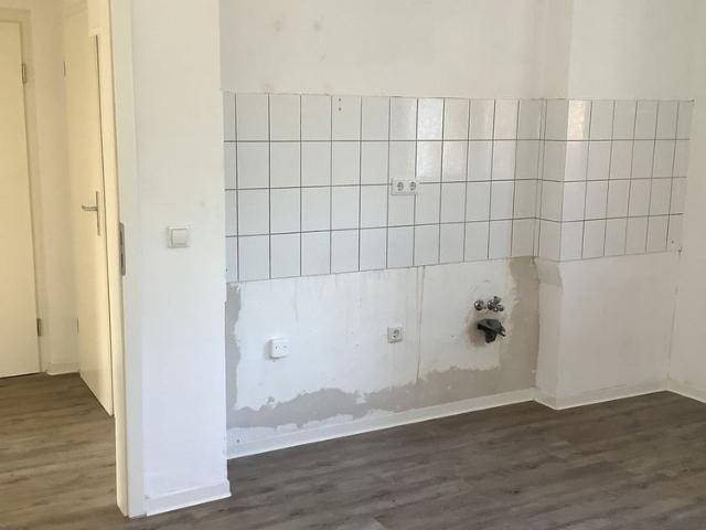 Gemütliche renovierte 2 Zi. Whg. mit Balkon, neuem Bad und großer Wohnküche in ruhiger Grünlage