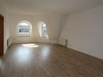Gemütliche Single Wohnung im Dachgeschoss mit Aufzug. Schloßteichnah.