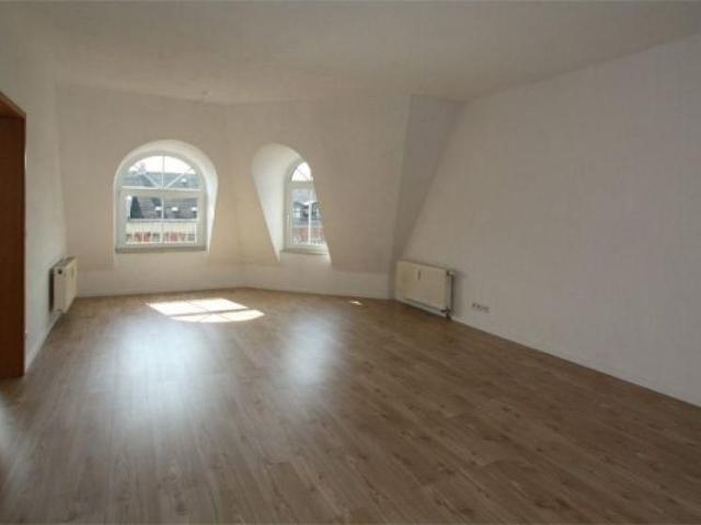 Gemütliche Single Wohnung im Dachgeschoss mit Aufzug. Schloßteichnah.