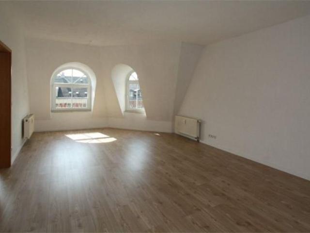 Gemütliche Single Wohnung im Dachgeschoss mit Aufzug. Schloßteichnah.