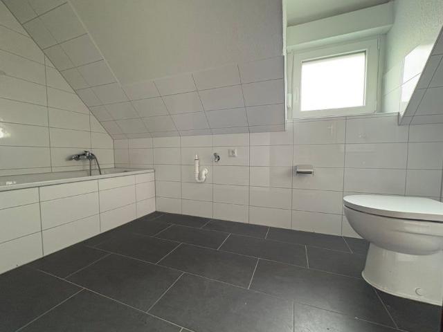 Gemütliche und bezugsfertige Dachgeschoss Wohnung in frisch modernisiertem Gebäude!